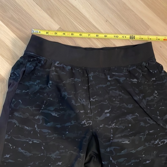Lululemon Men’s Athletic Shorts - Picture 10 of 10